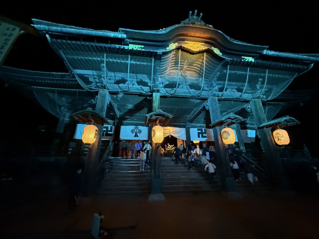 ライトアップされた善光寺本堂。
